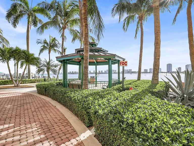 2650 Lake Shore Dr #804 — Photo 53