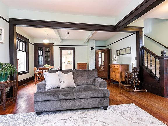 Craftsman era wide trim with picture molding and 9' ceilings.