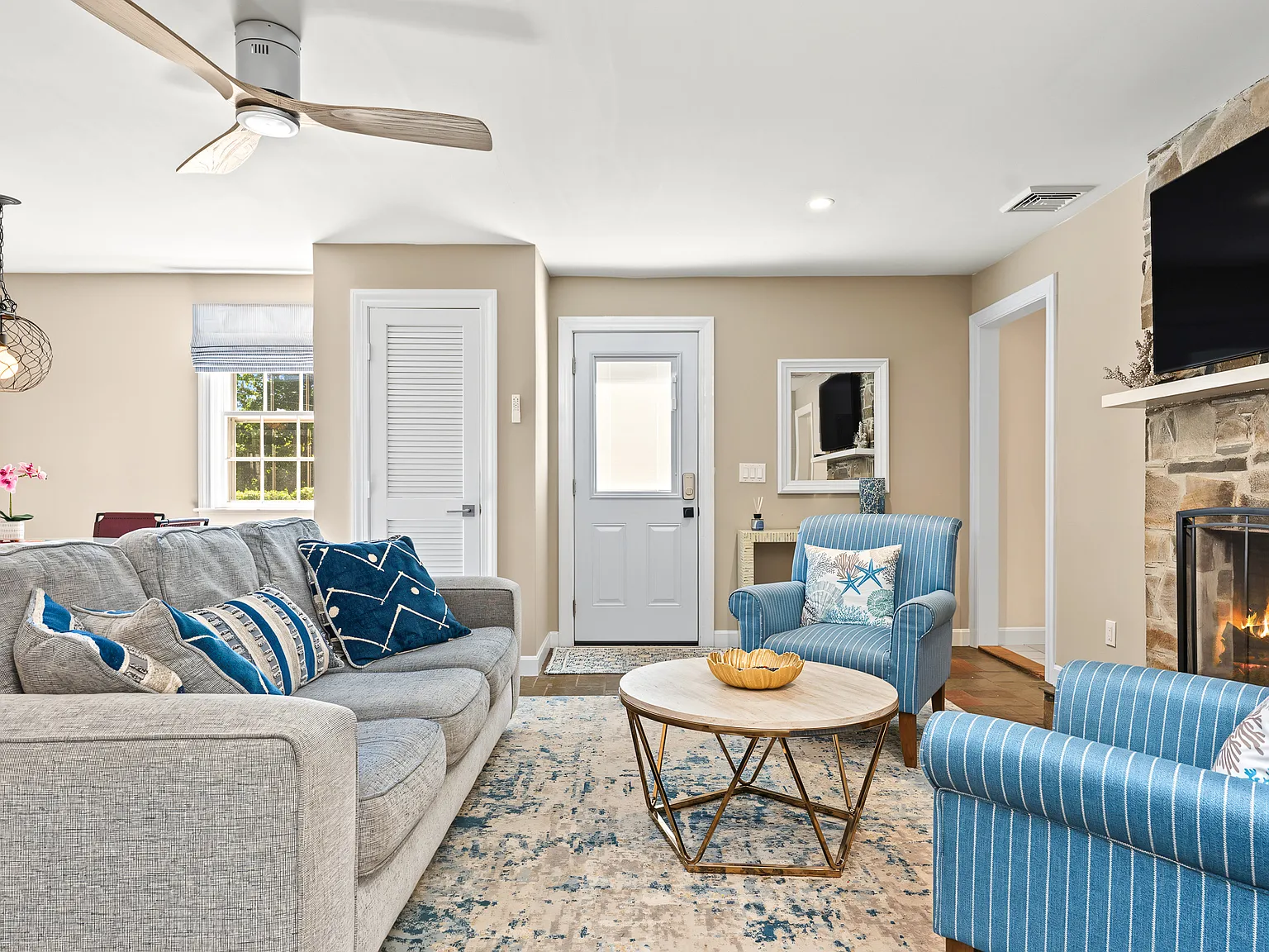 2 bed, 901 sqft, $2,750 — Photo 3