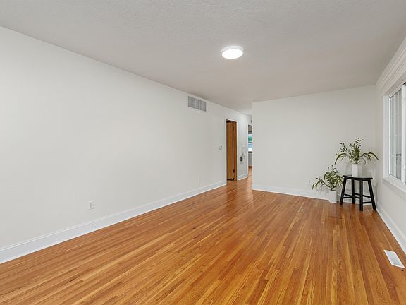 3rd image of 502 Riverdale Dr