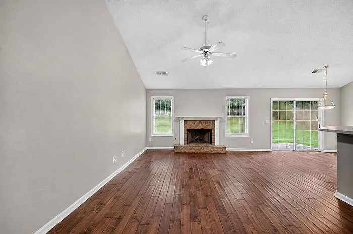 390 Silverthorn Dr NW — Photo 3