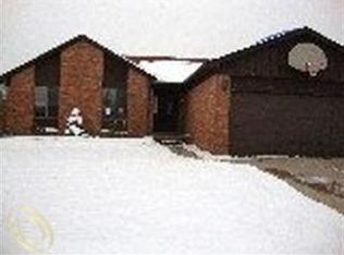 15762 Frisco Dr, Macomb, MI 48044