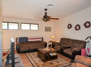 14 Overlook Dr, Clinton, NJ 08809