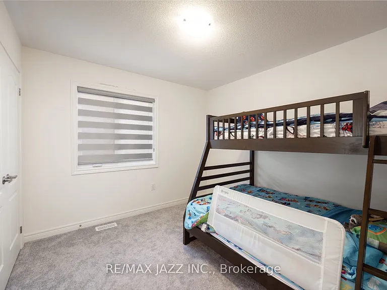 131 Courtney St — Photo 20