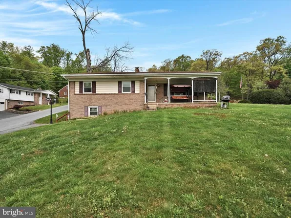 44 Chestnut St, Adamstown, PA 19501