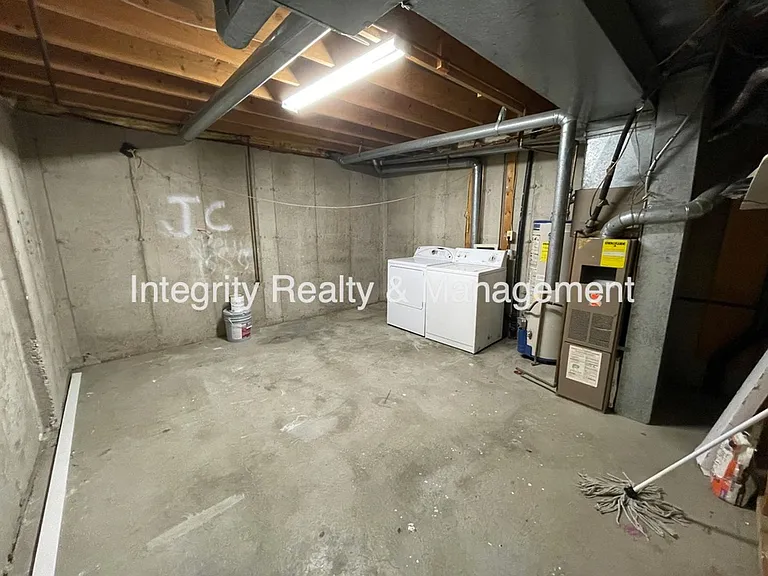 2626 E Nichols Cir — Photo 15