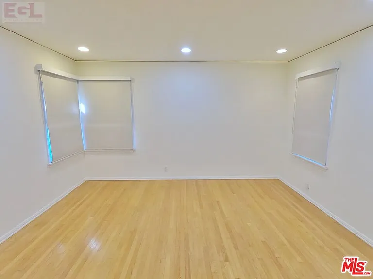 10749 Wellworth Ave — Photo 16