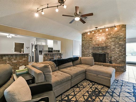 2nd image of 2122 Yorktown Court
