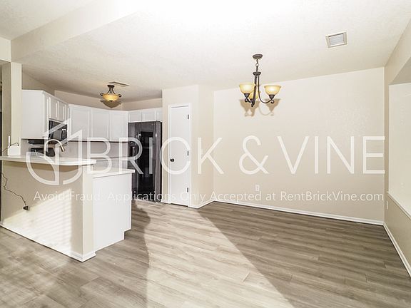 4th image of 108 Woodgate Dr