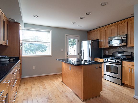 5th image of 558 Oklahoma Ave NE