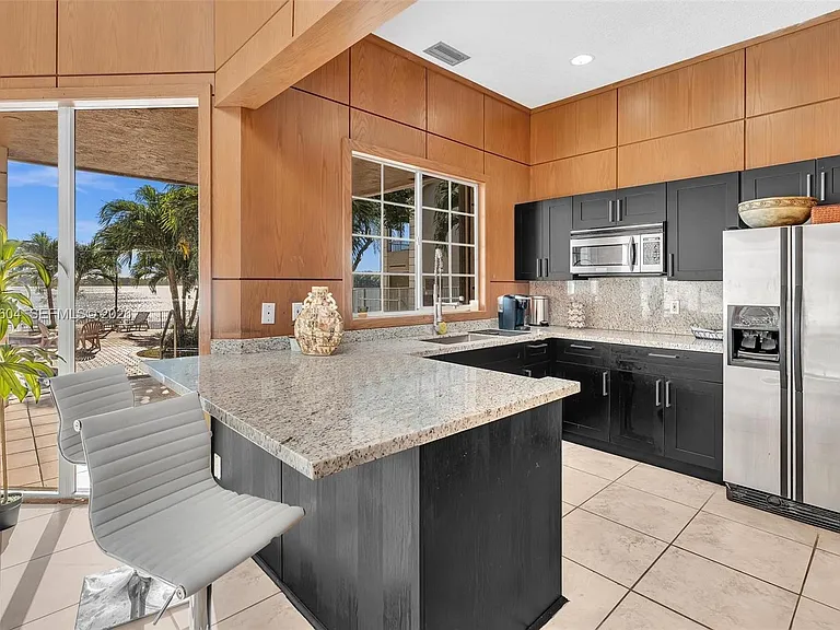 2851 N Oakland Forest Dr #111 — Photo 41
