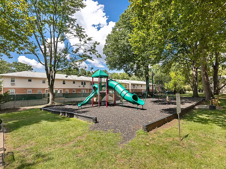 Lakeview Apartments — Photo 12