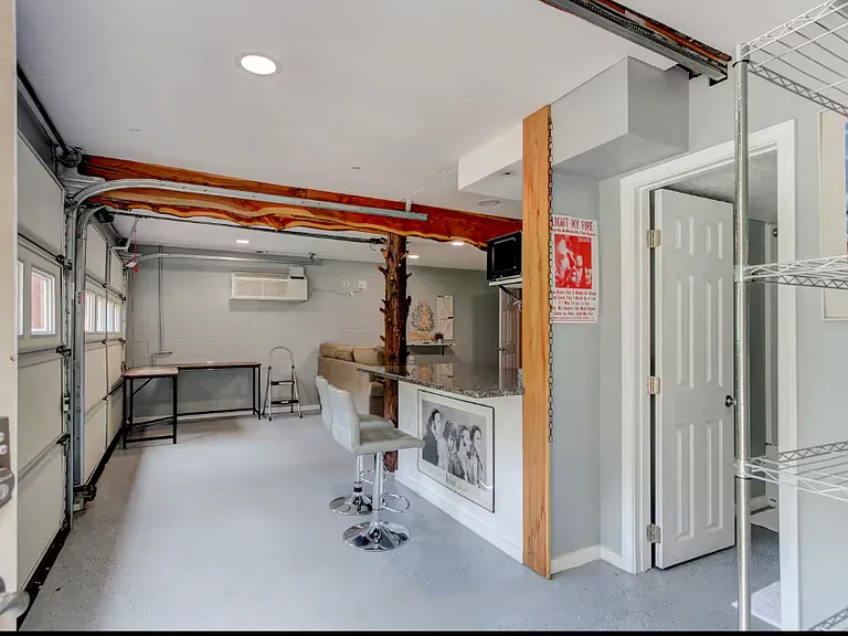 110 Hampton Way — Photo 8