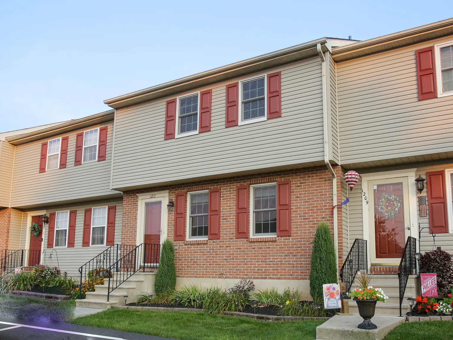 3 bed, 1972 sqft, $2,500 — Photo 1