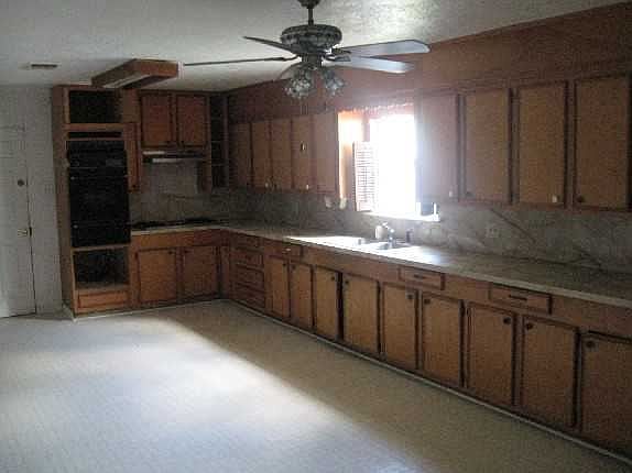 3rd image of 725 W Market St