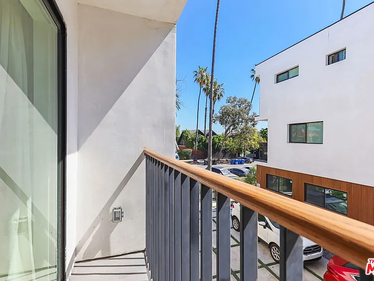 921 N Mariposa Ave — Photo 1