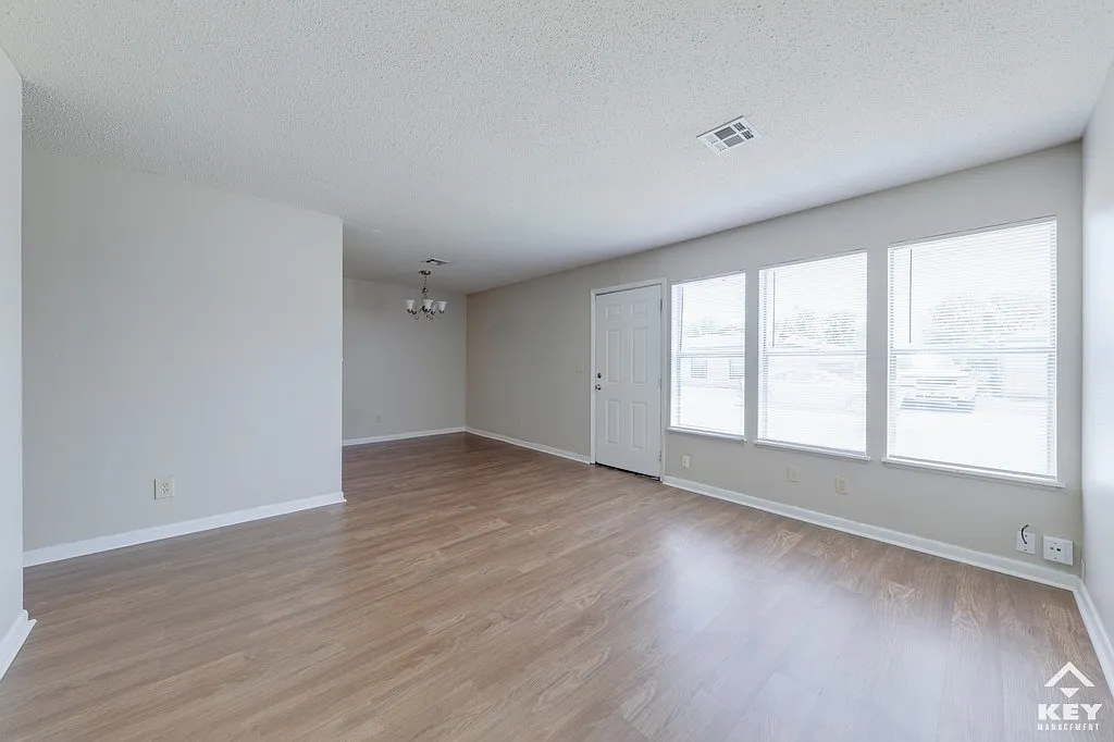 3 bed, 990 sqft, $850 — Photo 3