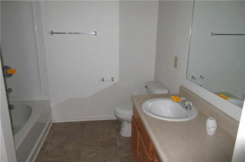 3 bed, 2.5 bath, 1940 sqft, $2,145 — Photo 4