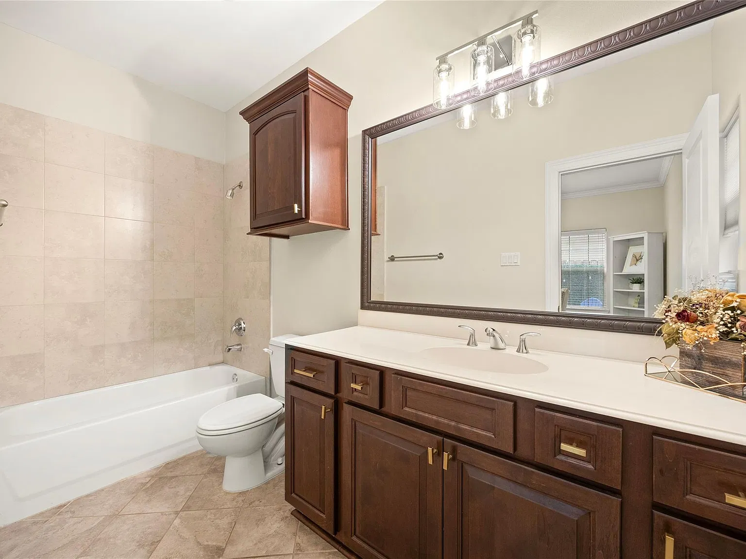 3 bed, 3.5 bath, 2180 sqft, $3,300 — Photo 4