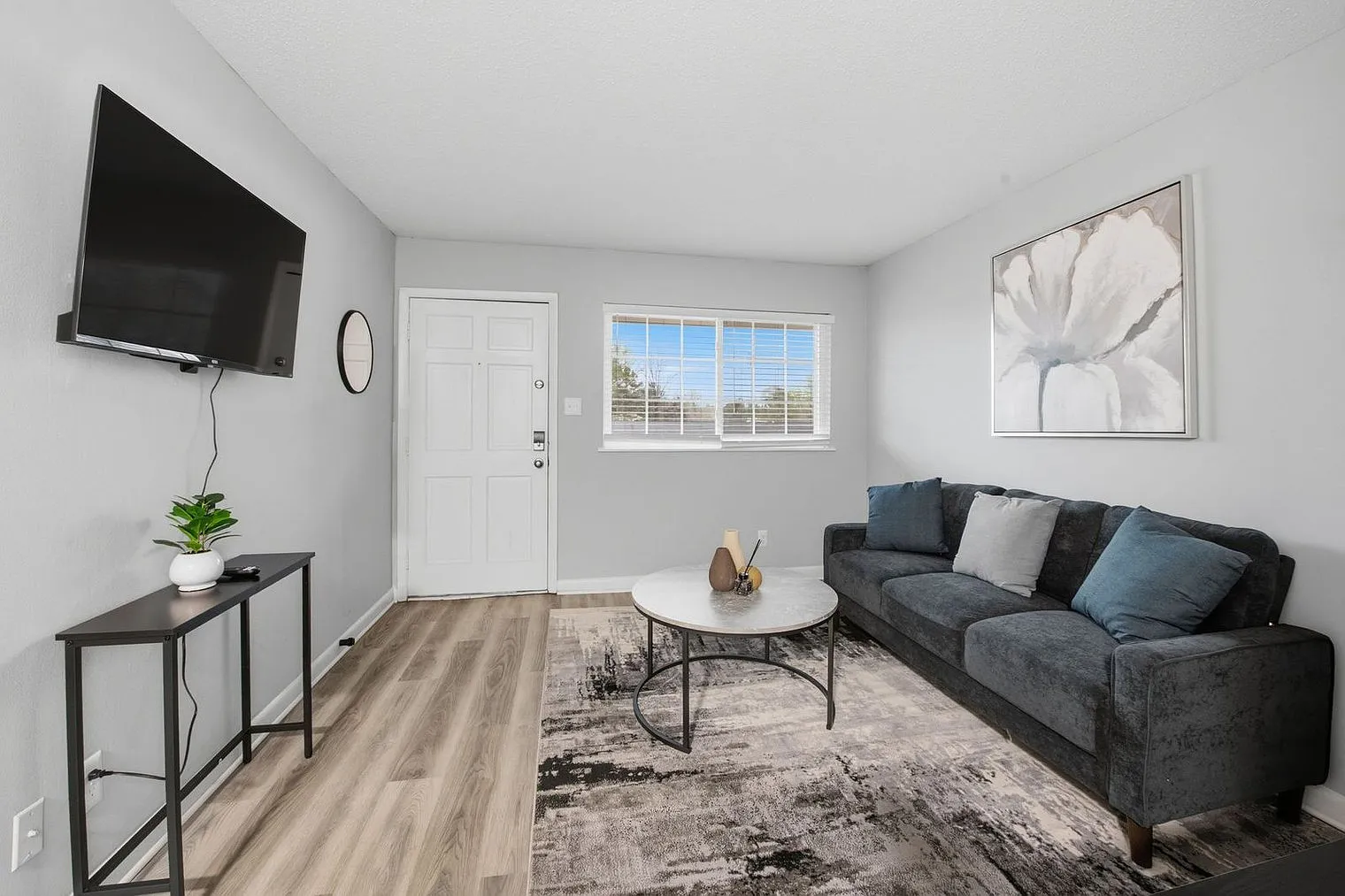 1 bed, 1.0 bath, 5349 sqft, $2,178 — Photo 2