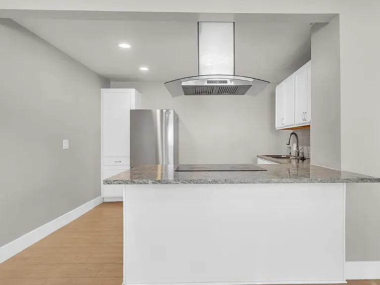 241 Linden St — Photo 4