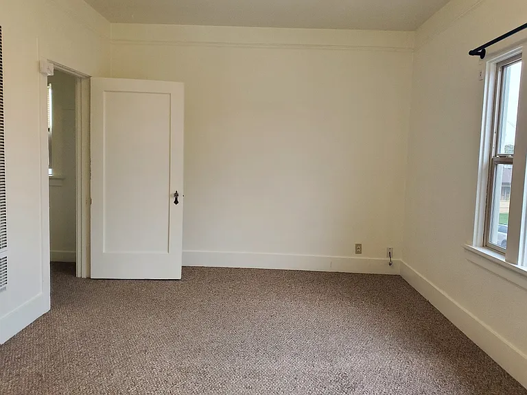 435 Henderson St #4 — Photo 2