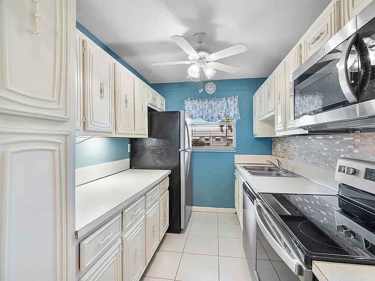 212 High Point Ter W #A — Photo 11
