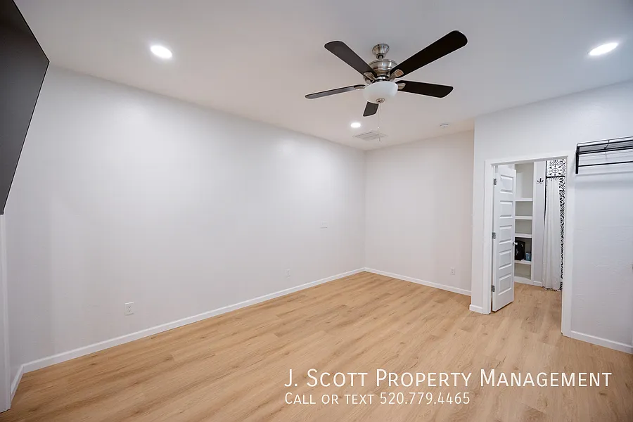 Spacious Studio with Washer/Dryer & Walk-In Closet Utilities Included! — Photo 3
