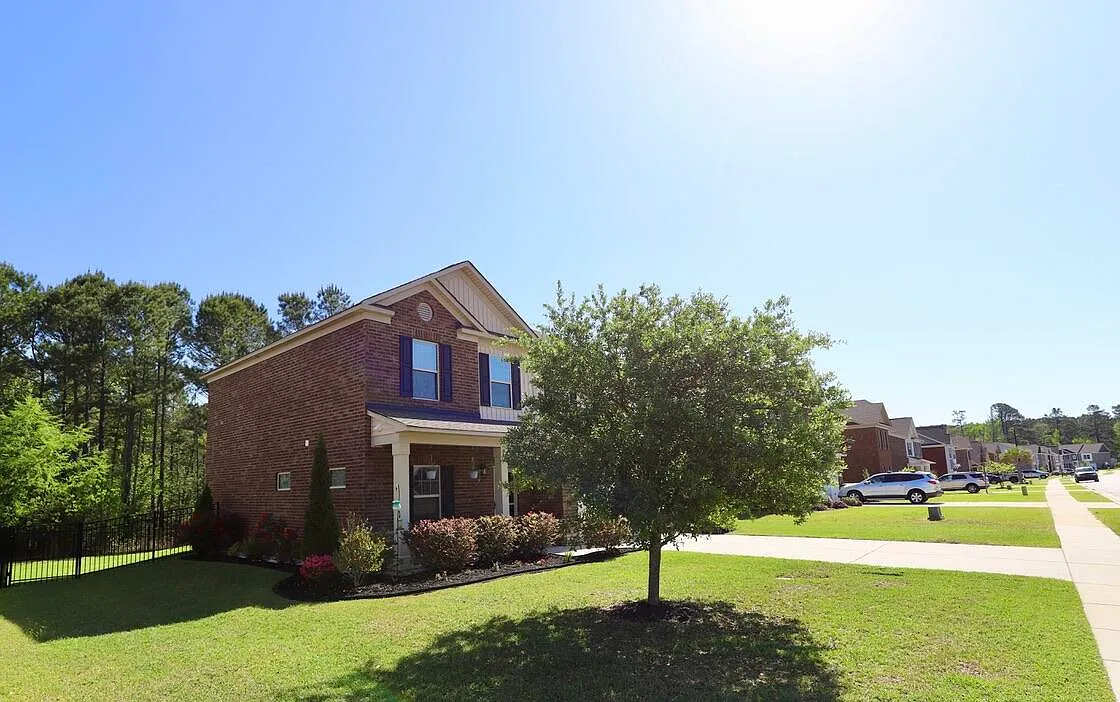 4 bed, 2.5 bath, 2207 sqft, $2,400 — Photo 2