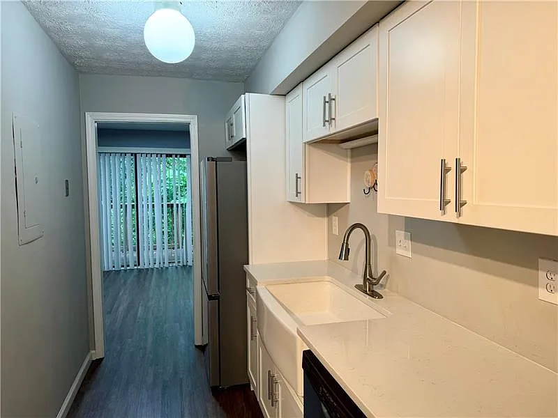 2 bed, 1.5 bath, 1328 sqft, $1,600 — Photo 4