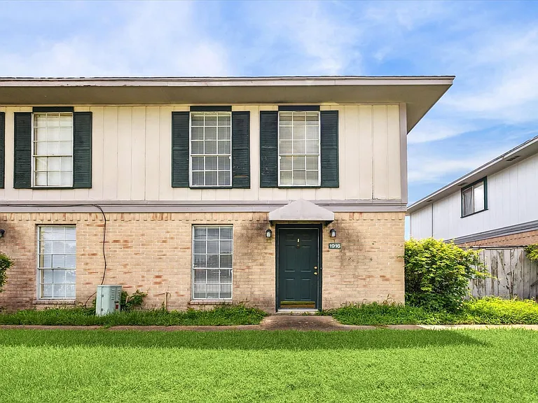 1916 Upland Dr — Photo 1