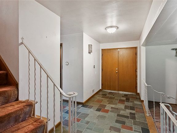 3rd image of 480 Roosevelt Rd