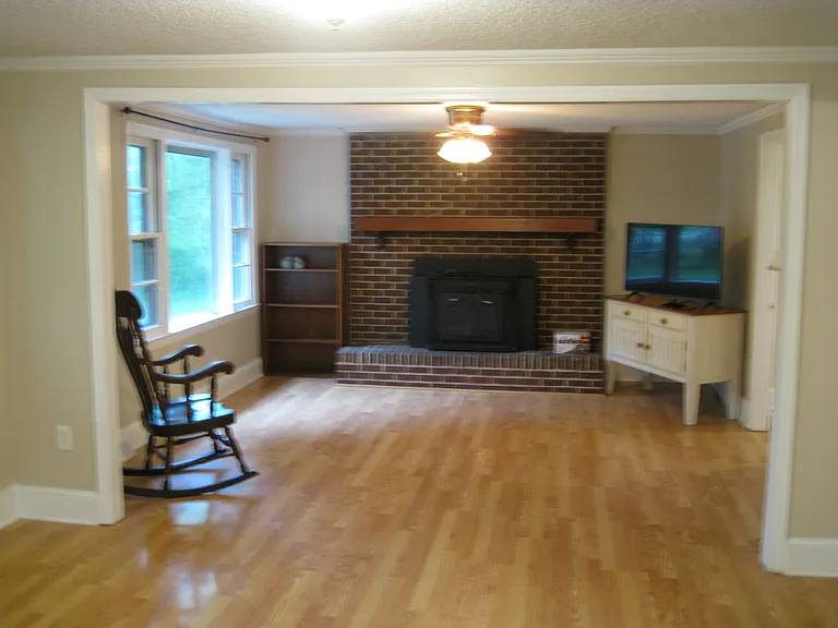 933 Chestnut Ln — Photo 3