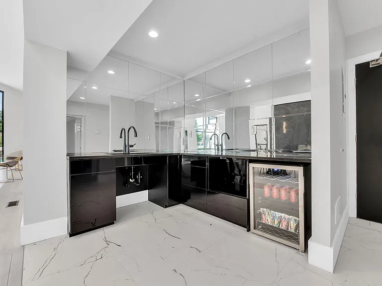 Rochester Club Apartments — Photo 17