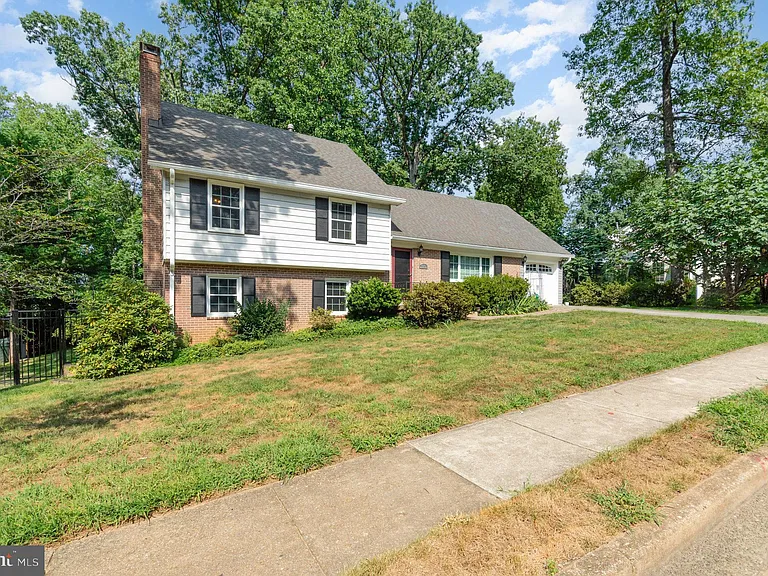 519 Woodland Ct NW — Photo 3