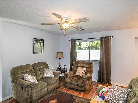 3rd image of 832 Richmond Dr