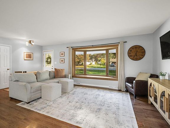 2nd image of 1439 Mount LANE