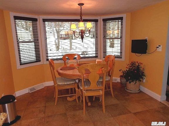 5th image of 182 N Evergreen Dr