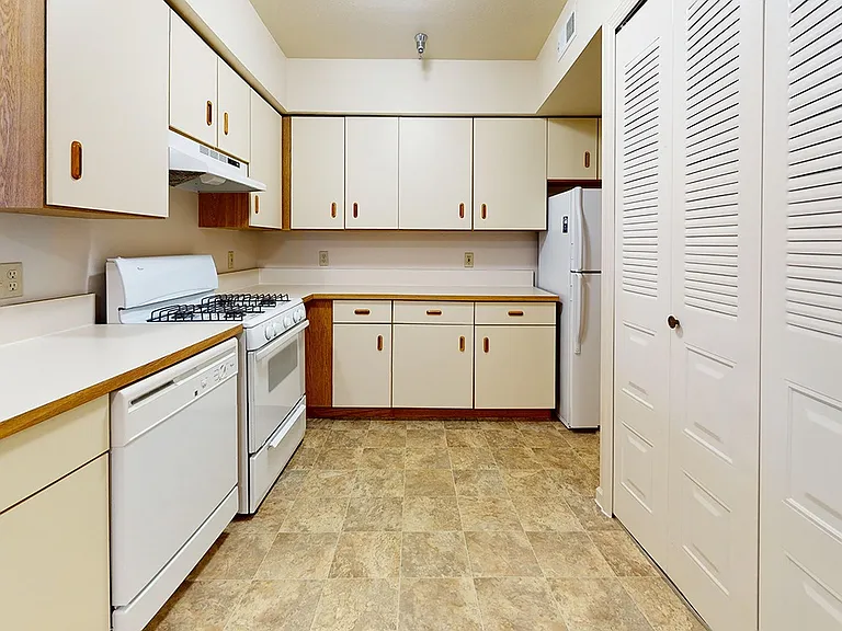 Gull Prairie/Gull Run Apartments and Townhomes — Photo 17