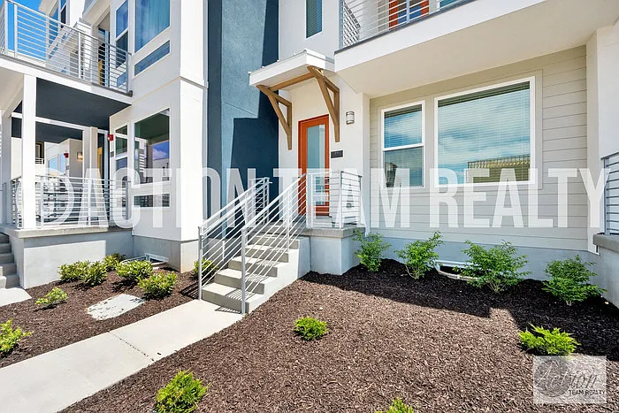 3 bed, 2.5 bath, 1936 sqft, $2,495 — Photo 2