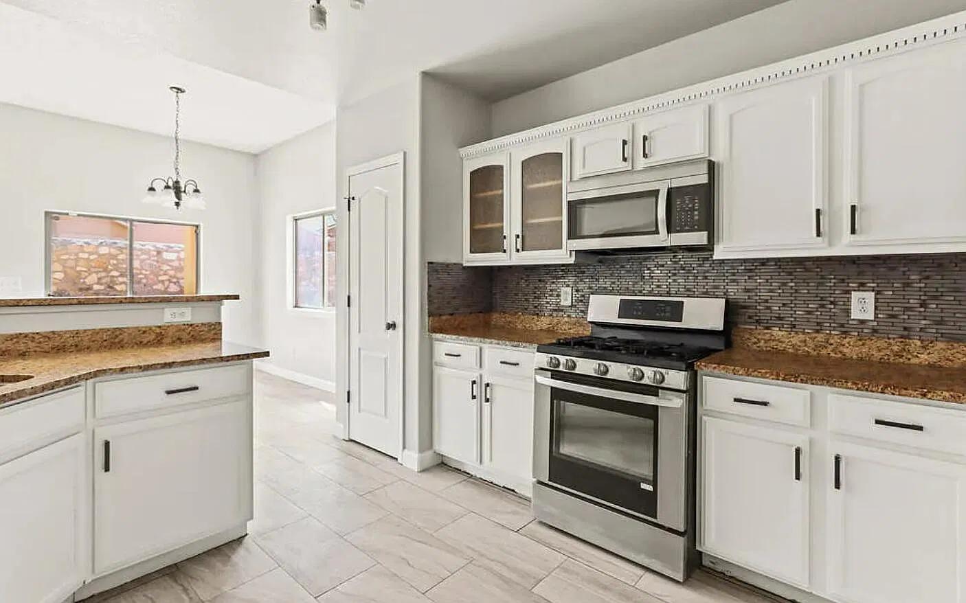 5 bed, 3.0 bath, 2716 sqft, $2,150 — Photo 3