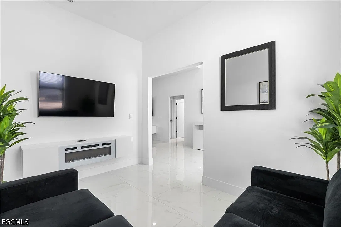 3 bed, 2.0 bath, 1633 sqft, $2,300 — Photo 4