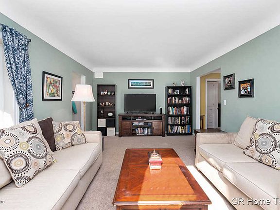 3rd image of 1542 Gladstone Dr SE