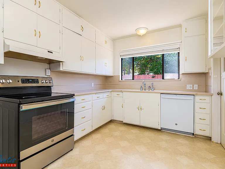 525 Laverne Ave — Photo 7