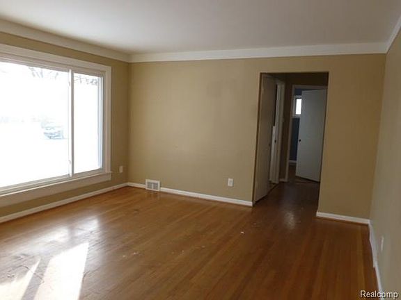 4th image of 26271 Fernwood St