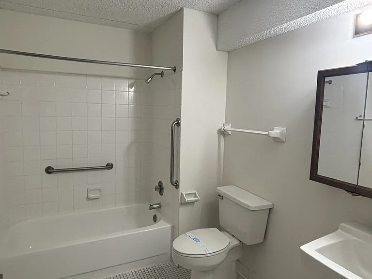 Creek Point Apartments — Photo 23