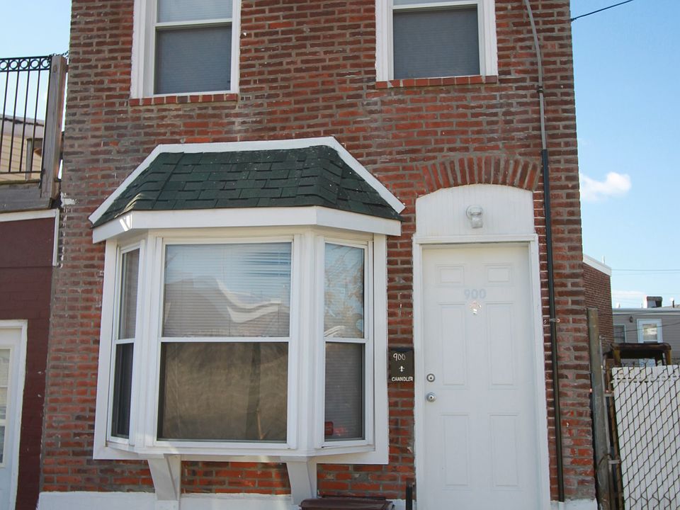 1st image of 900 Chandler St