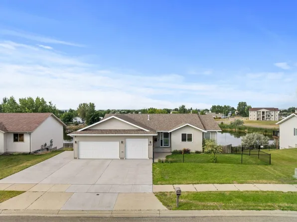 2033 Lakeside St, Minot, ND 58703