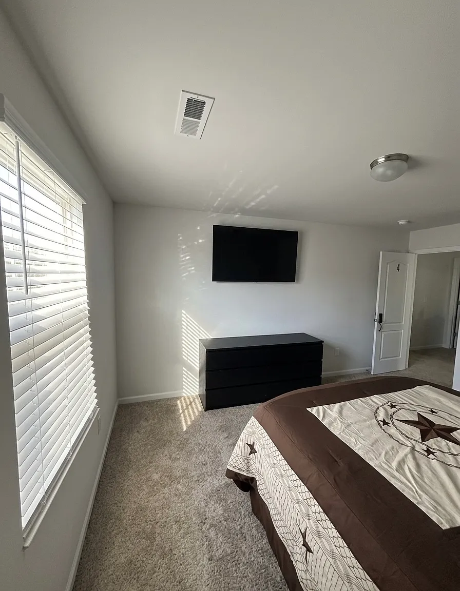 5 bed, 2295 sqft, $900 — Photo 2