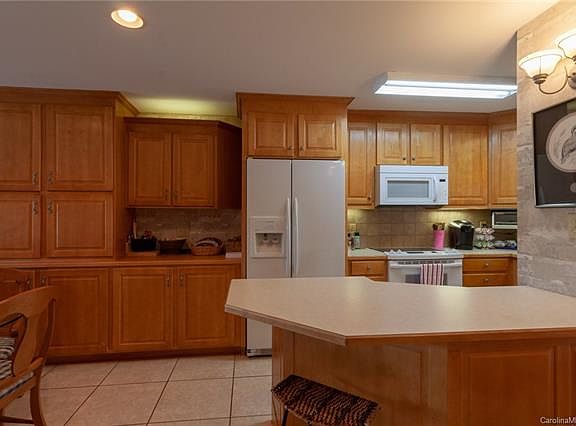 3rd image of 528 Catspaw Ln